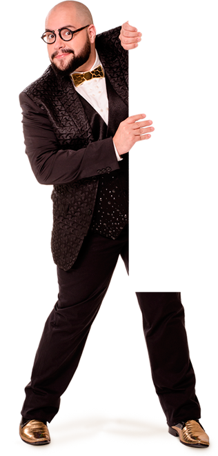 Tiago segurando o vídeo da promoção